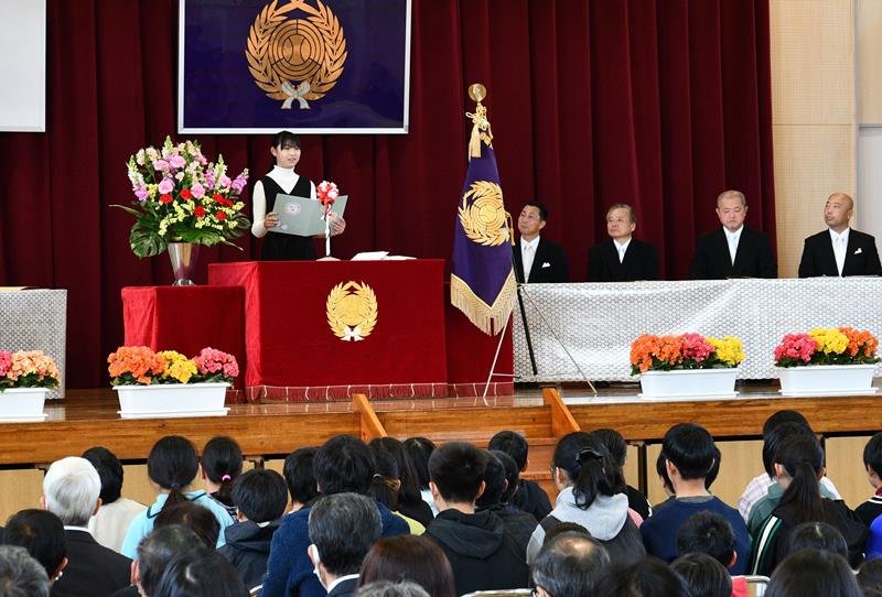 児童を代表してあいさつする細野さん＝９日、香取市立小見川中央小学校
