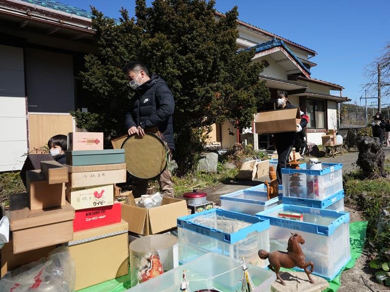 空き家から不用品を運び出す参加者＝勝浦市
