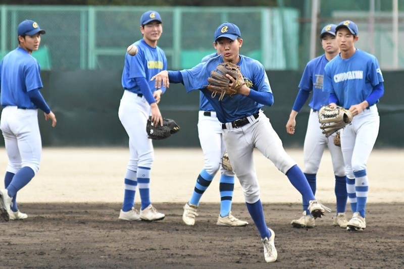 ６年ぶりのセンバツ出場に闘志を燃やす中央学院ナイン。常に体を動かしながらの練習メニューが目につく＝２月２０日、我孫子市