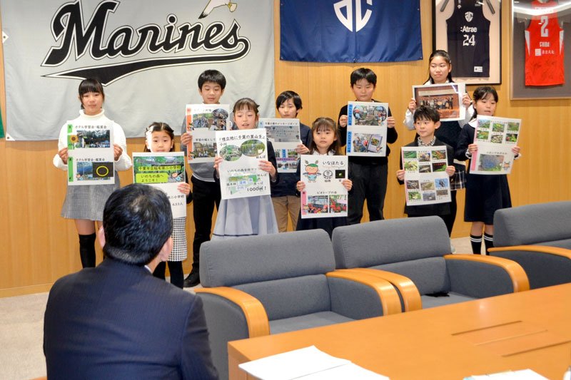 いのちの森の特徴を神谷市長（手前）に紹介する児童＝千葉市役所