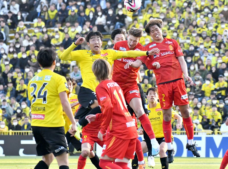 柏ー名古屋　後半、ＣＫで競り合う柏の関根（左から２人目）ら＝三協Ｆ柏