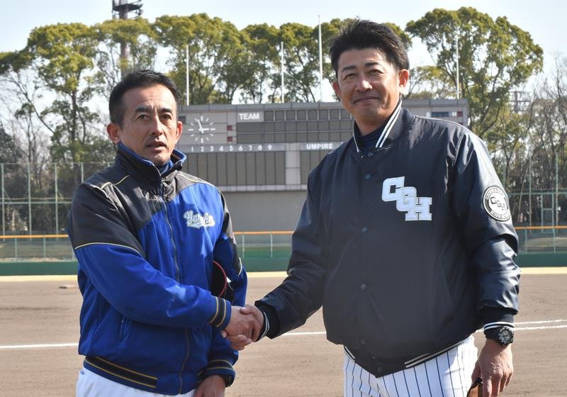 中央学院の相馬幸樹監督（右）と握手する宇治山田商の村田治樹監督＝兵庫県尼崎市内
