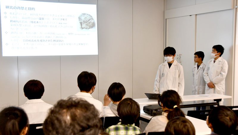 骨の化石化研究を発表する小学生たち＝柏市
