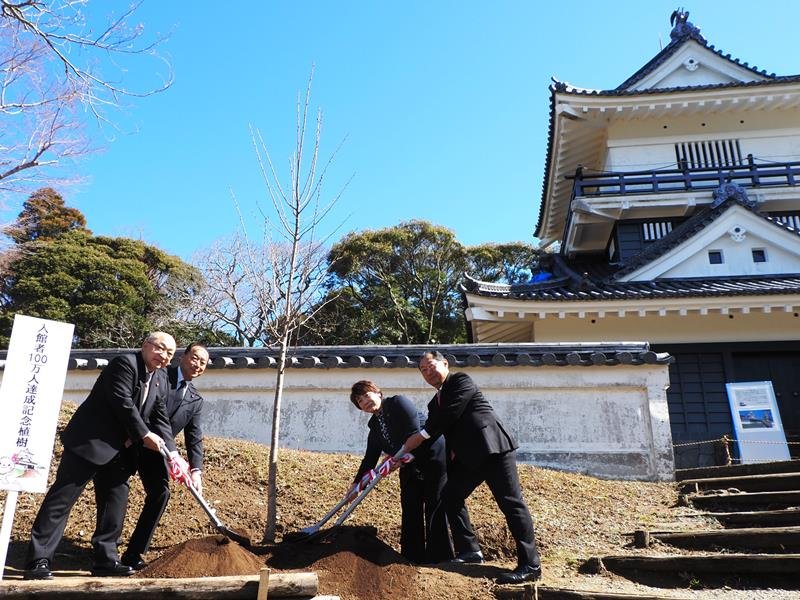 入館者１００万人達成記念植樹をする石井市長（右から２人目）ら＝君津市
