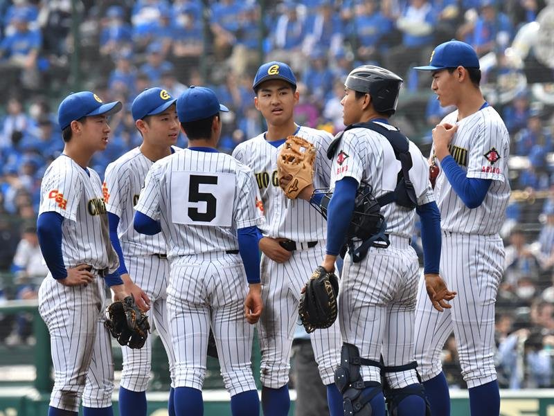 中央学院―報徳学園　４回裏、ピンチでマウンドに集まる中央学院の選手たち＝甲子園