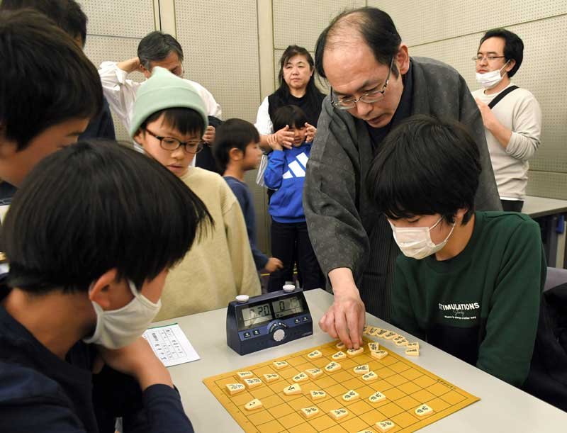 成田で将棋子ども名人戦　プロさながら着物姿で決勝　木村九段が見守る