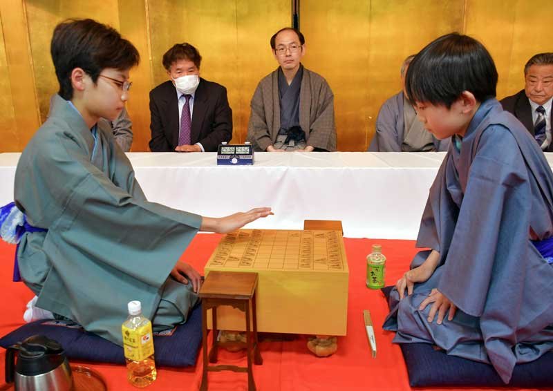 着物姿で、将棋の「成田子ども名人戦」の決勝戦に臨んだ小学生。中央奥は立会人の木村九段＝３１日、成田市