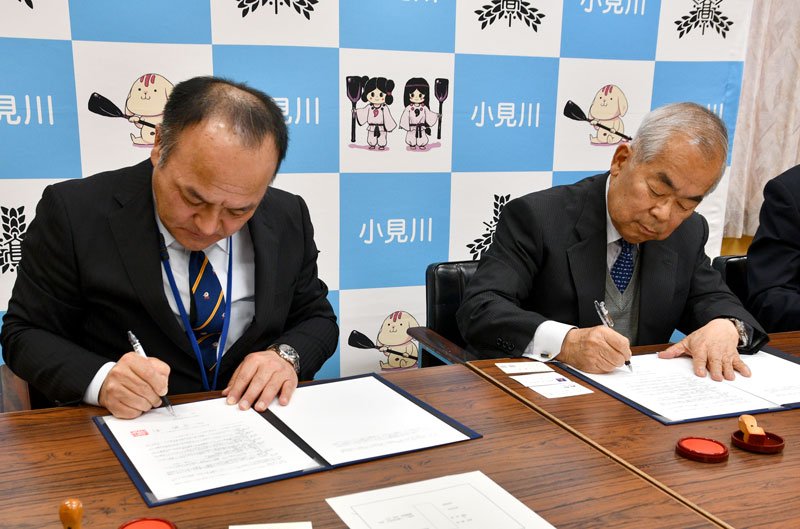 協定書に署名する小見川高の塚本校長（左）と香取おみがわ医療センターの寺野理事長＝香取市の千葉県立小見川高校