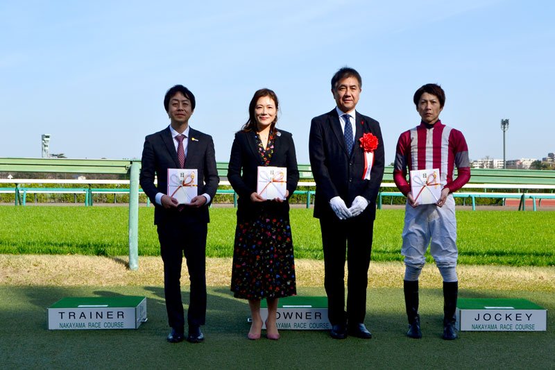 表彰式で目録を贈呈された石橋騎手（右）＝３０日、船橋市の中山競馬場
