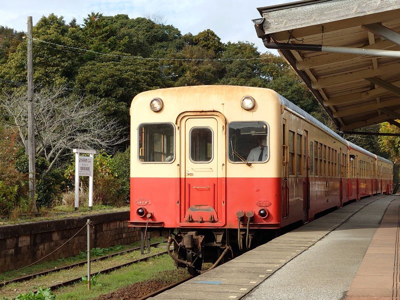 養老渓谷駅に到着した小湊鉄道の列車＝市原市
