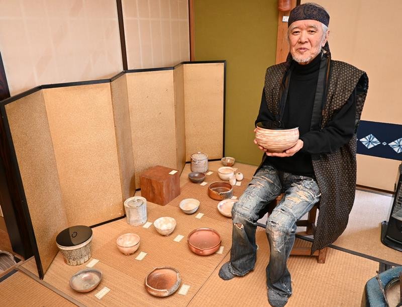 今回の代表作・水差し「茜（あかね）」を手にする鵜沢さん＝市原市
