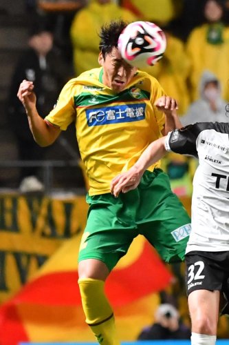 栃木戦の前半、相手ＦＷとヘディングで競り勝つ高橋＝３日、フクアリ
