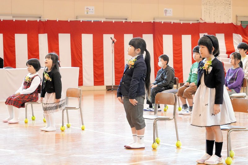 布施小最後の入学式に臨む４人の新１年生＝９日、御宿町
