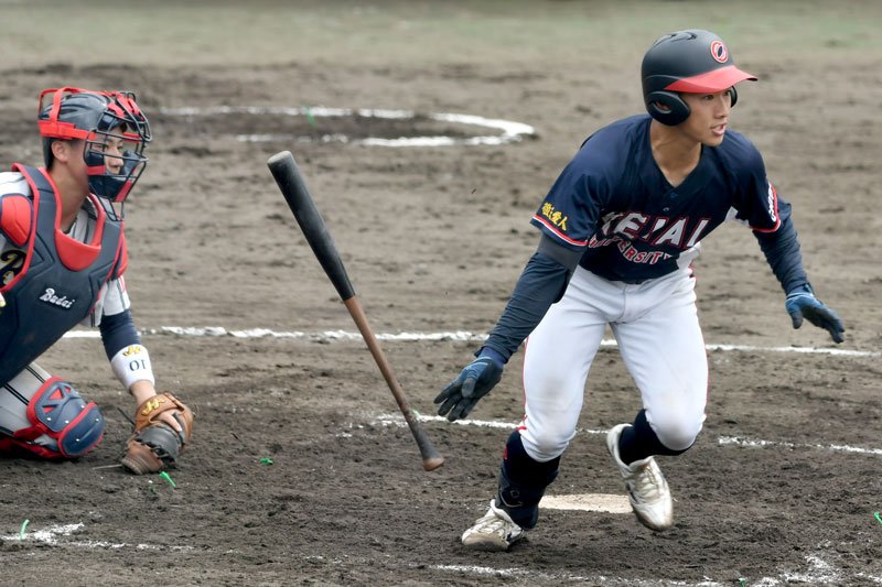 武道大－敬愛大　８回裏敬愛大１死二、三塁、植松が一、二塁間を破る同点打を放つ。捕手桜内＝長生の森