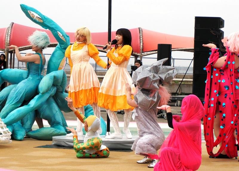 音楽とパフォーマンスが観客を魅了した特別ライブ「不思議な愛な富津岬」＝富津市
