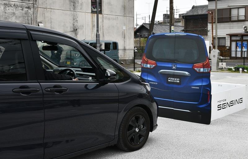 参加者はサポカーに乗車し、自動ブレーキ機能などを体感した＝１２日、香取市
