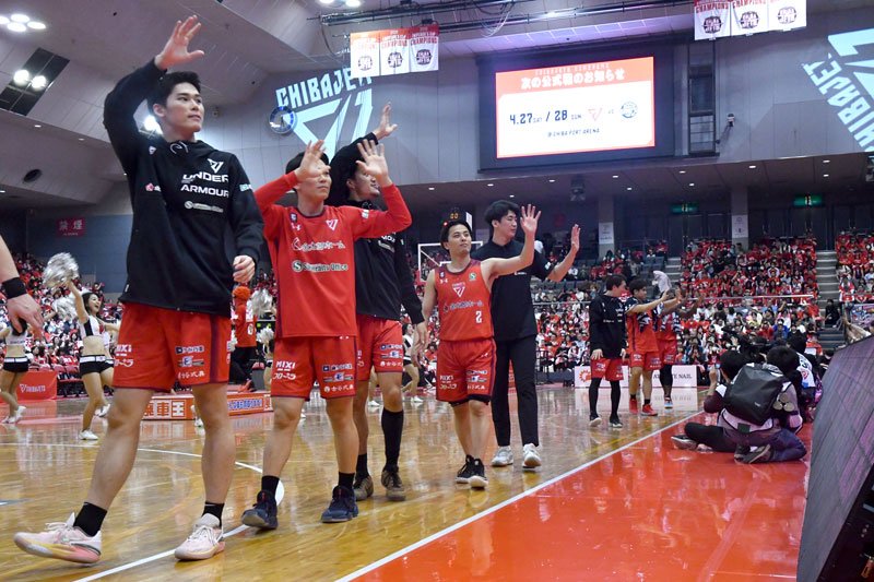 船橋アリーナでの今季最終戦で勝利し、歓声に応える千葉Ｊの選手たち＝１４日、船橋アリーナ