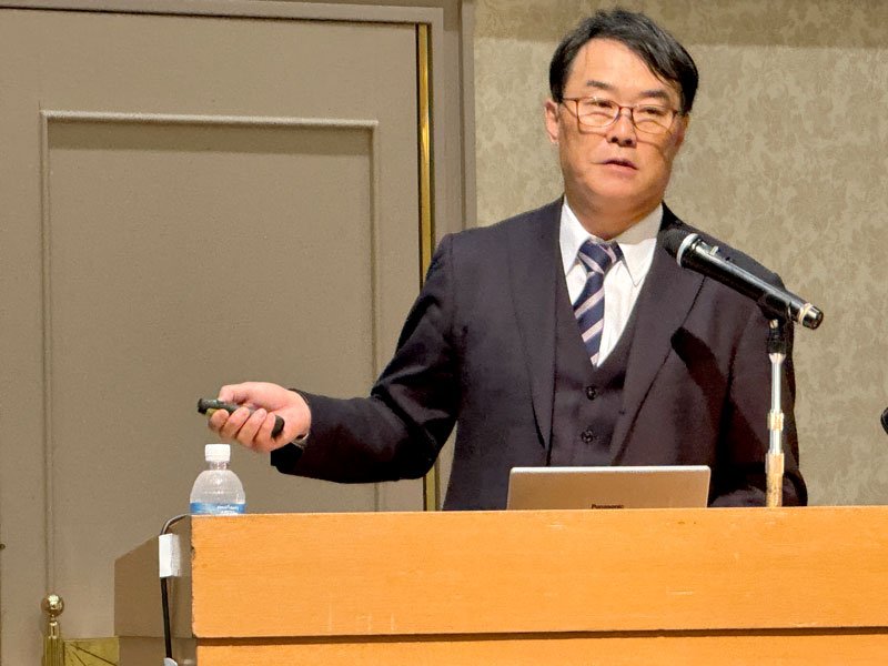 千葉政経懇話会４月例会で講演する杉田氏＝１８日、千葉市中央区のホテル