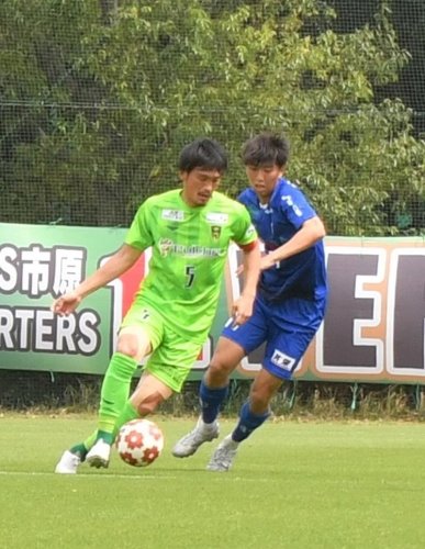前半、ドリブルするＶ市原の渡辺
