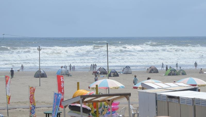 台風の接近に伴い波が高くなり、遊泳禁止となった九十九里町の片貝海水浴場＝２０２３年８月
