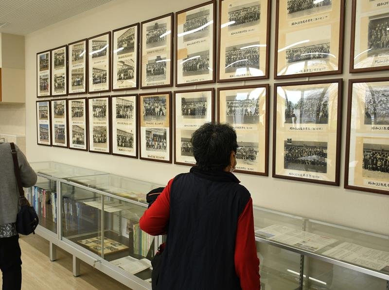 ２０１４年に閉校した成田市立東小学校の歴代卒業生の写真が飾られた展示室
