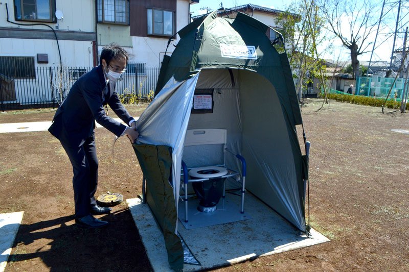 マンホールに取り付ける簡易トイレ装備＝白井市の冨士公園