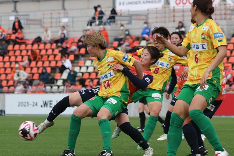 大宮戦の後半、ゴール前でプレーする城和（中央）ら千葉イレブン＝２１日、ＮＡＣＫ５（（Ｃ）ＪＥＦＵＮＩＴＥＤ）
