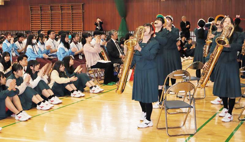 歓迎セレモニーで台湾の生徒を前に演奏を披露する成田国際高校の吹奏楽部員＝２４日、成田市