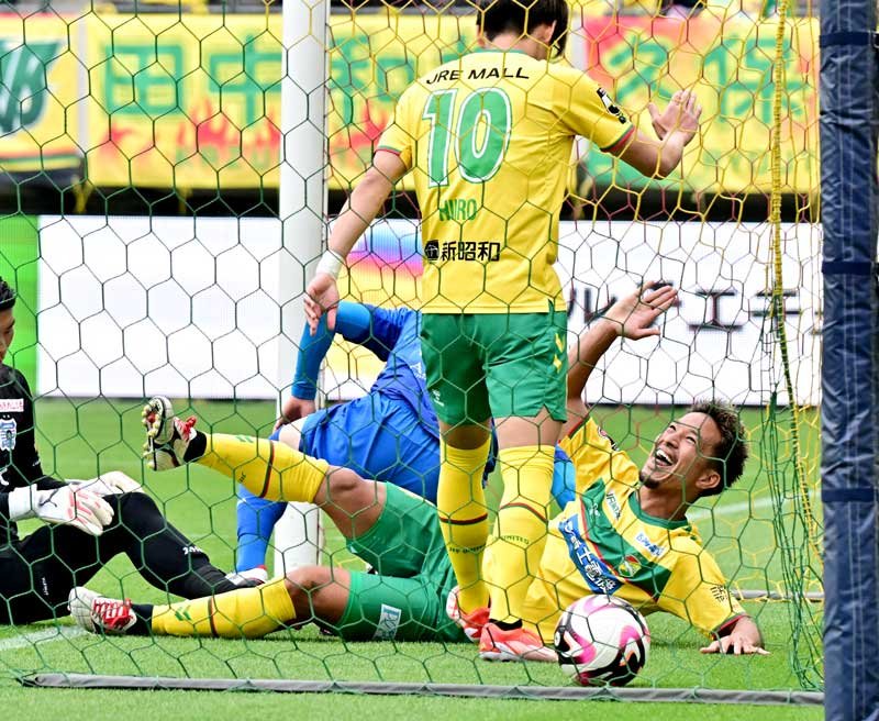 秋田戦の後半２１分、ゴール決め喜ぶ千葉の田口＝２１日、フクアリ