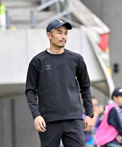 試合を見守る千葉の小林監督＝２１日、フクアリ