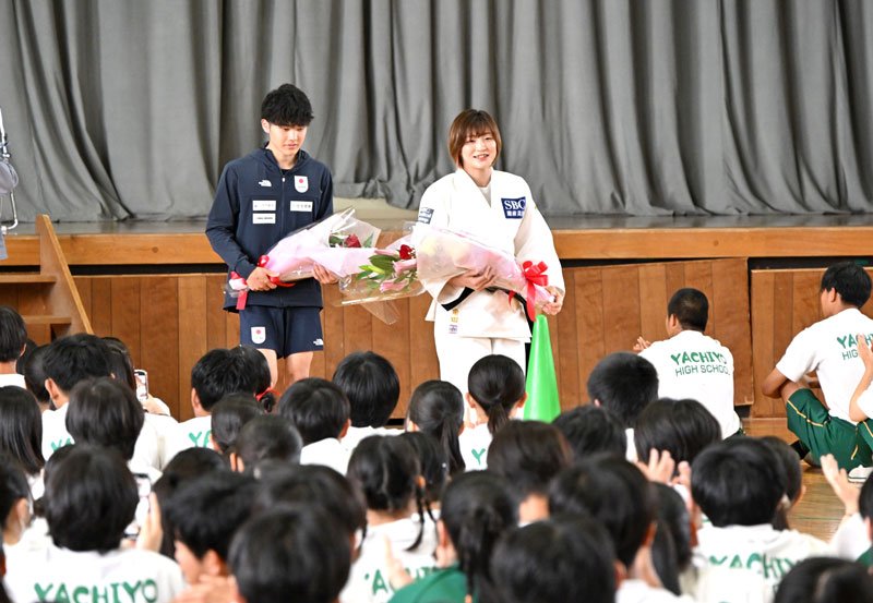 母校で開かれたパリ五輪壮行会に出席した角田選手（右）と安楽選手（左）＝２５日、八千代高校