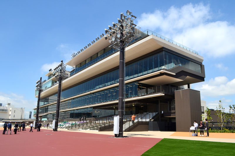 船橋競馬場の新スタンド。一体的な建物の手前側が、今回オープンするＢ棟で、奥側がオープン済みのＡ棟＝２５日、船橋市