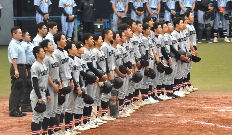 ５９年ぶりに８強入りを決め、校歌を歌う長生の選手たち＝ゼットエー