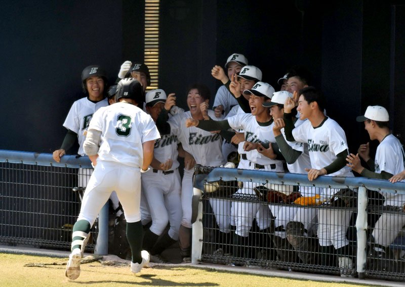 志学館との準々決勝で２ランを放ったルーレン（３）を迎える千葉英和ベンチ＝２８日、ゼットエー