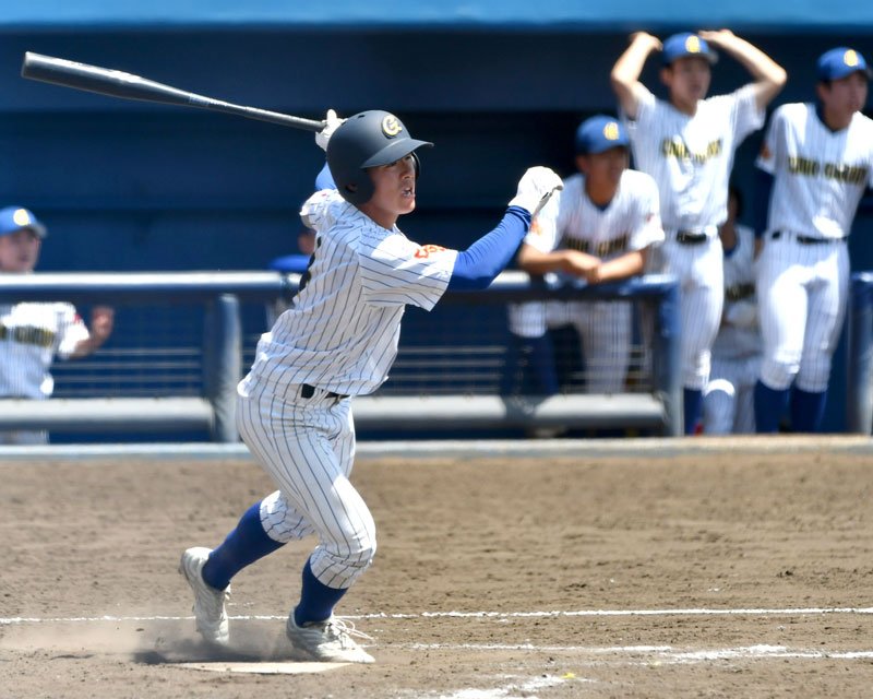 中央学院－千葉黎明　９回表中央学院２死二塁、中村が同点適時打を放つ＝県総合ＳＣ