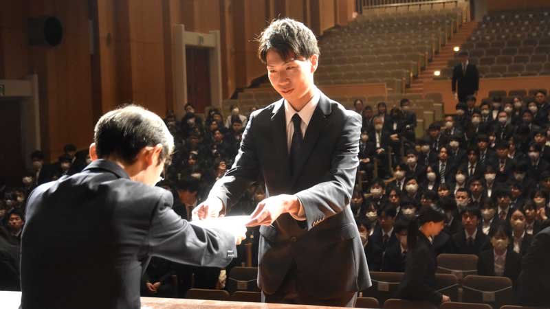 黒野副知事（左）から辞令を受け取る新規採用の県職員＝１日、千葉市中央区