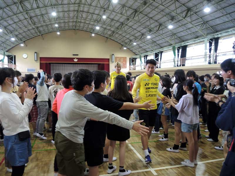 Ｕ２３アジア杯Ｖ貢献のレイソル選手２人が学校訪問！　柏の小学生に下敷き贈る　細谷選手「あきらめず挑戦を」　関根選手「失敗引きずらない」