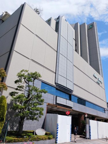 改修工事中のホテルスプリングス幕張新館＝千葉市美浜区