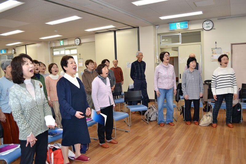 練習を行う若松混声合唱団。合唱初心者から経験者まで約３０人が所属する＝千葉市若葉区の若松公民館