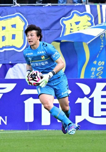 大分戦でプレーする千葉のＧＫ藤田＝４月１３日、フクアリ