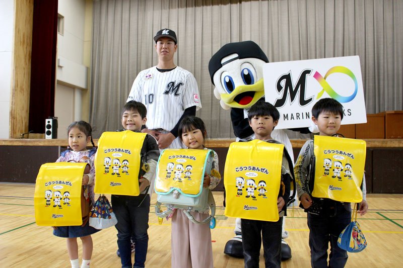 新１年生登下校安全に　千葉ロッテルーキー上田選手　ランドセルカバー贈る　千葉市・上の台小