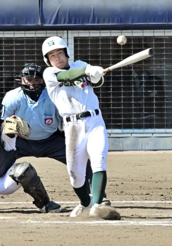 専大松戸－千葉英和　６回裏専大松戸２死二塁、山本が左前適時打を放つ
