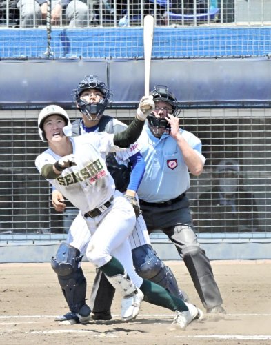 専大松戸─中央学院　７回表専大松戸１死三塁、中山が勝ち越しの中犠飛を放つ＝県総合ＳＣ
