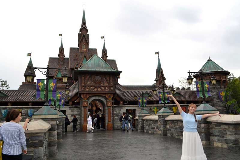 新テーマポート内に登場した「アナと雪の女王」の城＝７日、浦安市の東京ディズニーシー