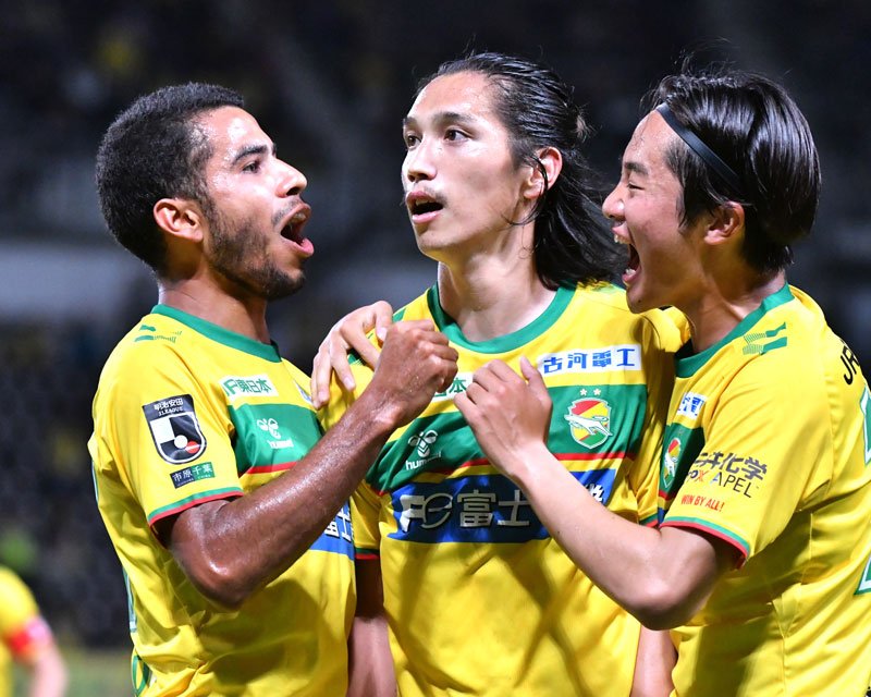 千葉－横浜ＦＣ　前半、先制ゴールを決めてチームメートに祝福される千葉の呉屋（中央）＝フクアリ