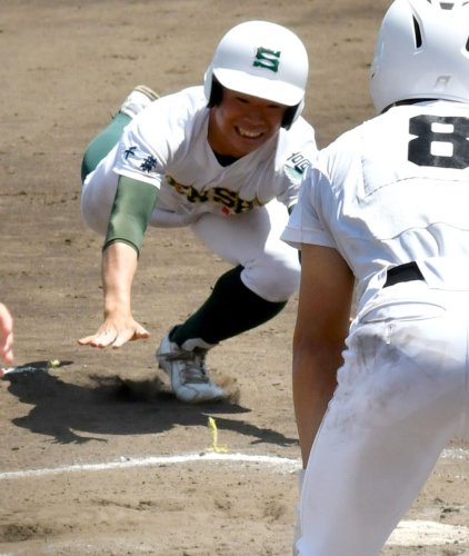 専大松戸─中央学院　７回表専大松戸１死三塁、中山の中飛で三走土田が勝ち越しのホームイン＝県総合ＳＣ