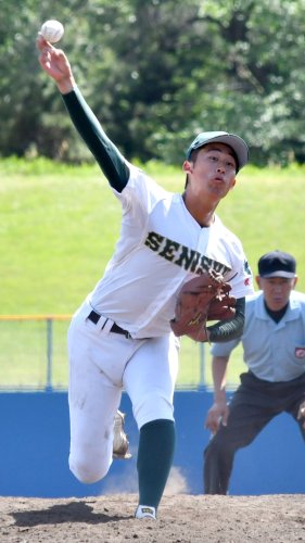 専大松戸─中央学院　５回途中から３番手で登板し好投した専大松戸の数井＝県総合ＳＣ