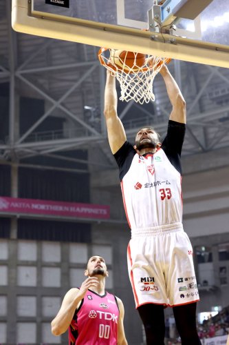 秋田－千葉Ｊ　第１クオーター、シュートを放つ千葉Ｊのムーニー＝ＣＮＡアリーナ★あきた