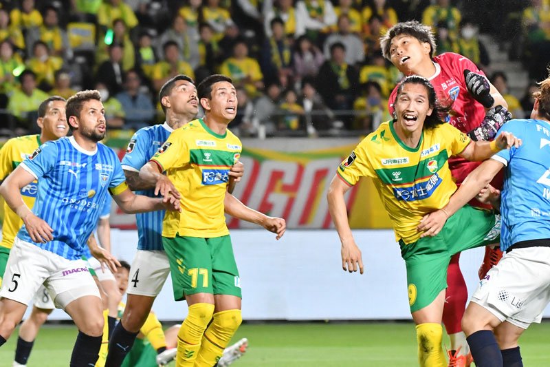 横浜ＦＣ戦の前半、ゴール前で競り合う千葉の呉屋（９）やドゥドゥ（７７）ら＝６日、フクアリ