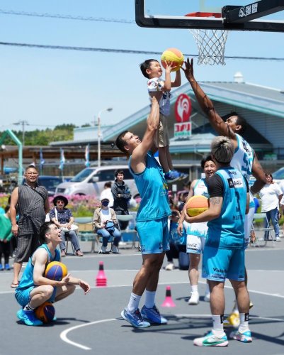 出陣式のフリースローゲームで小さい子どもと交流する大多喜エグゼの選手たち＝大多喜町
